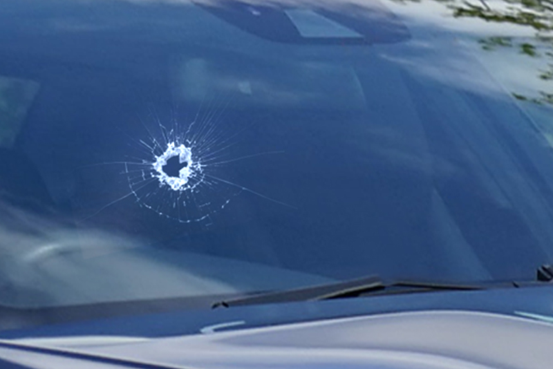 Steinschlag auf Windschutzscheibe - Loch in einer Autoglasscheibe -